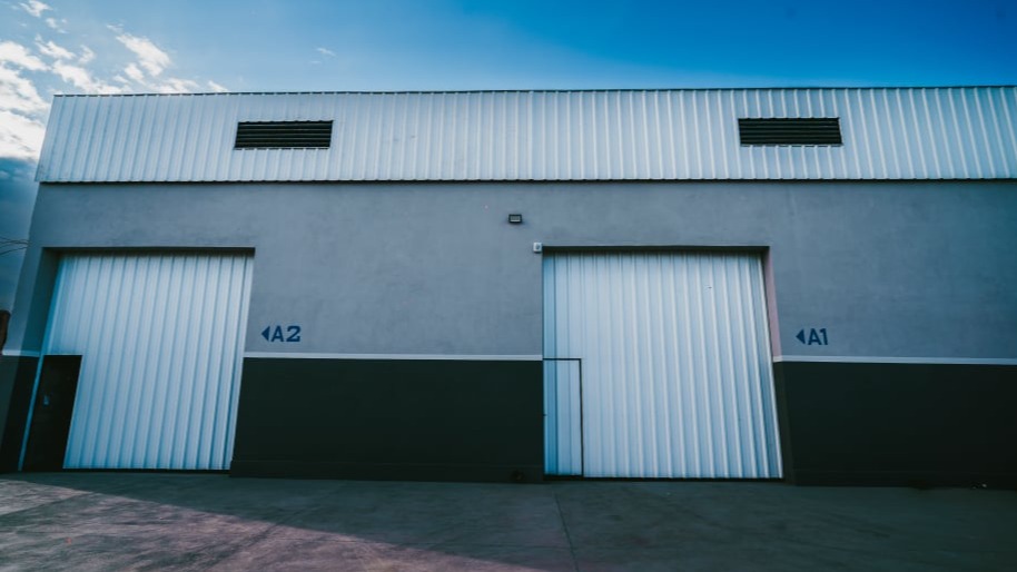Interior de depósito vacío listo para equipar en VA Complejo de Depósitos